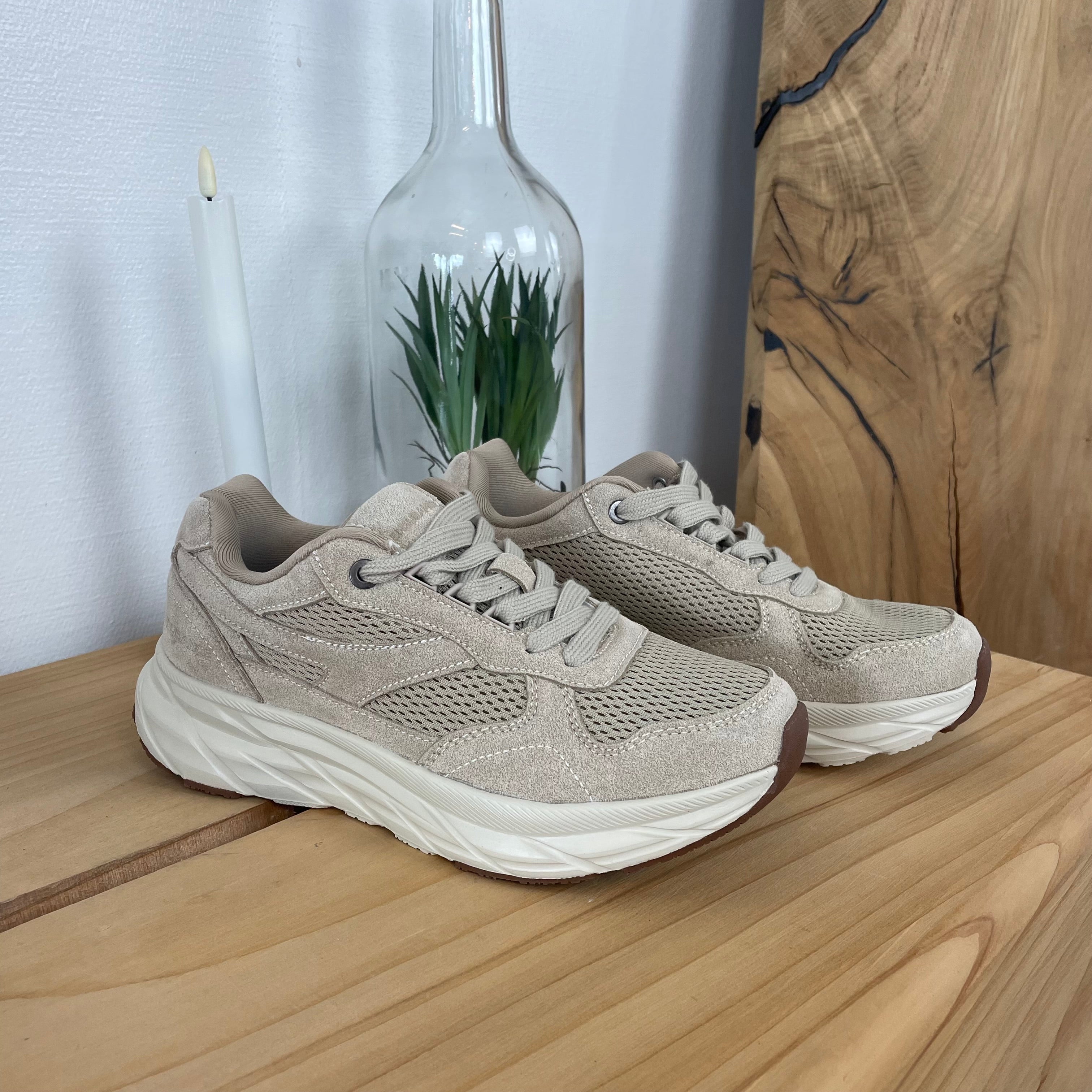 Endurance komfortsko til dame – beige sneaker med lett og støtabsorberende såle