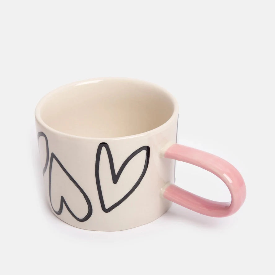 Krus med håndtegnede hjerter og rosa hank – romantisk og moderne design