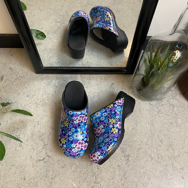 Sanita tøffel-tresko med blå og lilla blomster