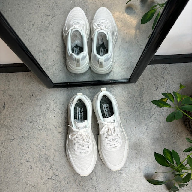 Pustende hvite MaxCushioning-sko fra Skechers