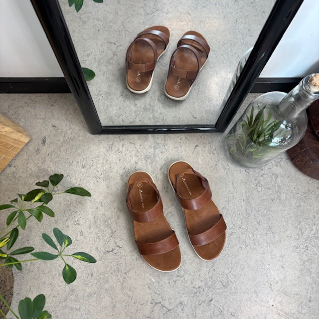Brun Whistler-sandal med svangstøtte og elastisk hælreim