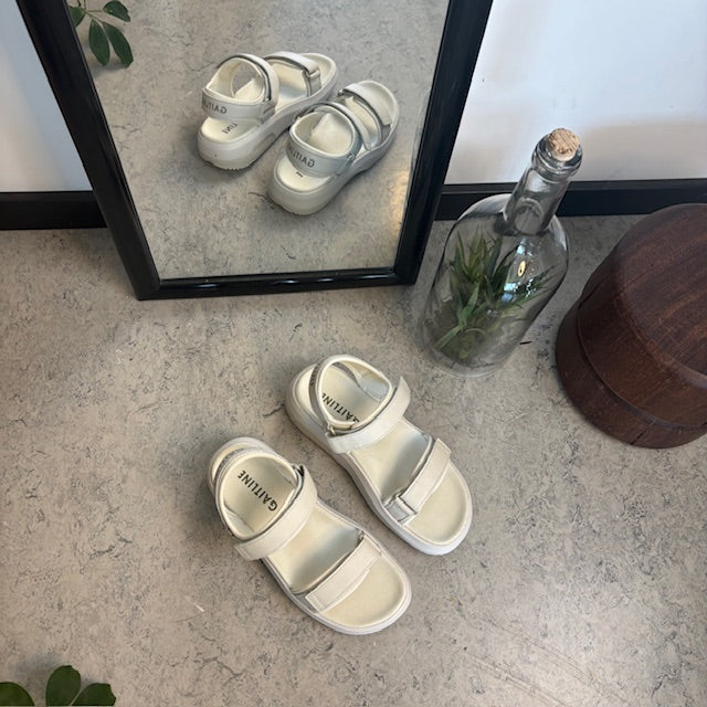 Gaitline sandal – hvit med hvit såle & SGL Technology™