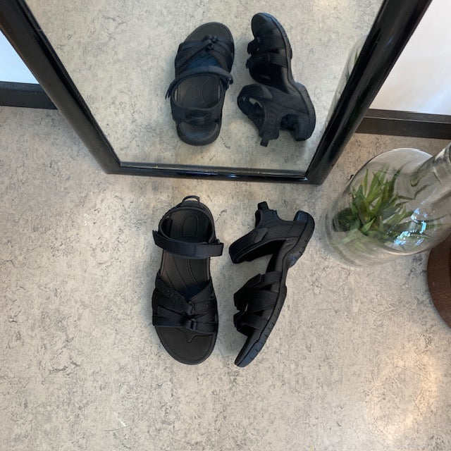 Teva Tirra – smart svart sandal fra Teva med god svangstøtte