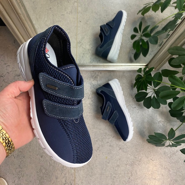 Blå fleksibel sko med sklisikre såler