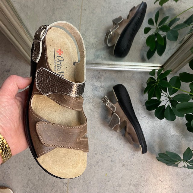 Bred skinnsandal med borrelås