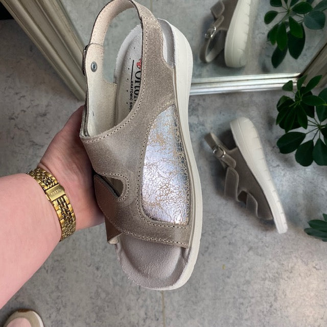 Bred ortopedisk sandal i beige med borrelås, svangstøtte og ekstra plass til knyster