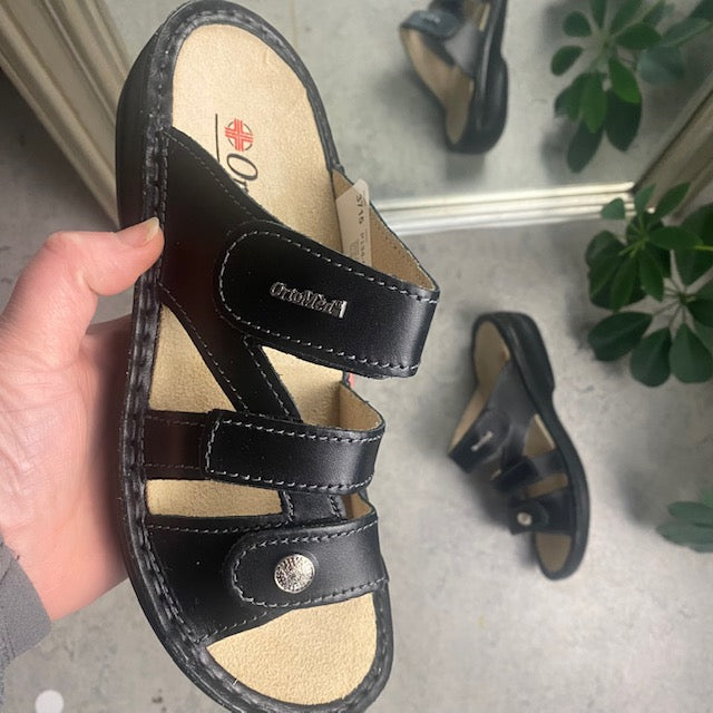 Svart skinn slip-on for knyster