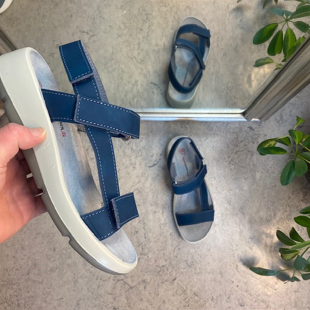 Blå skinnsandal med tre justerbare remmer og svangstøtte