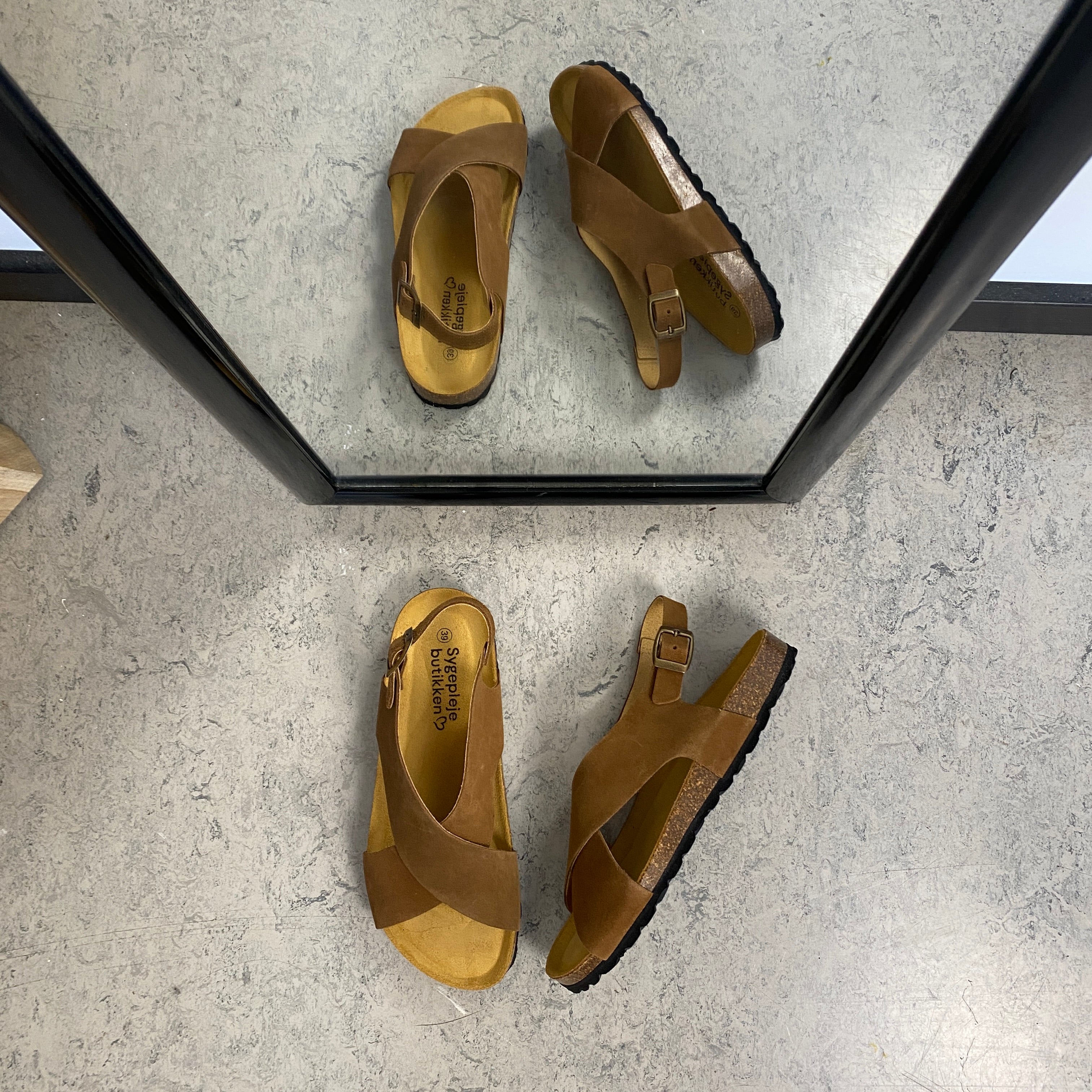 Serraje Roble – brun sandal med kryssremmer og ankelrem | Sykepleiebutikk.no