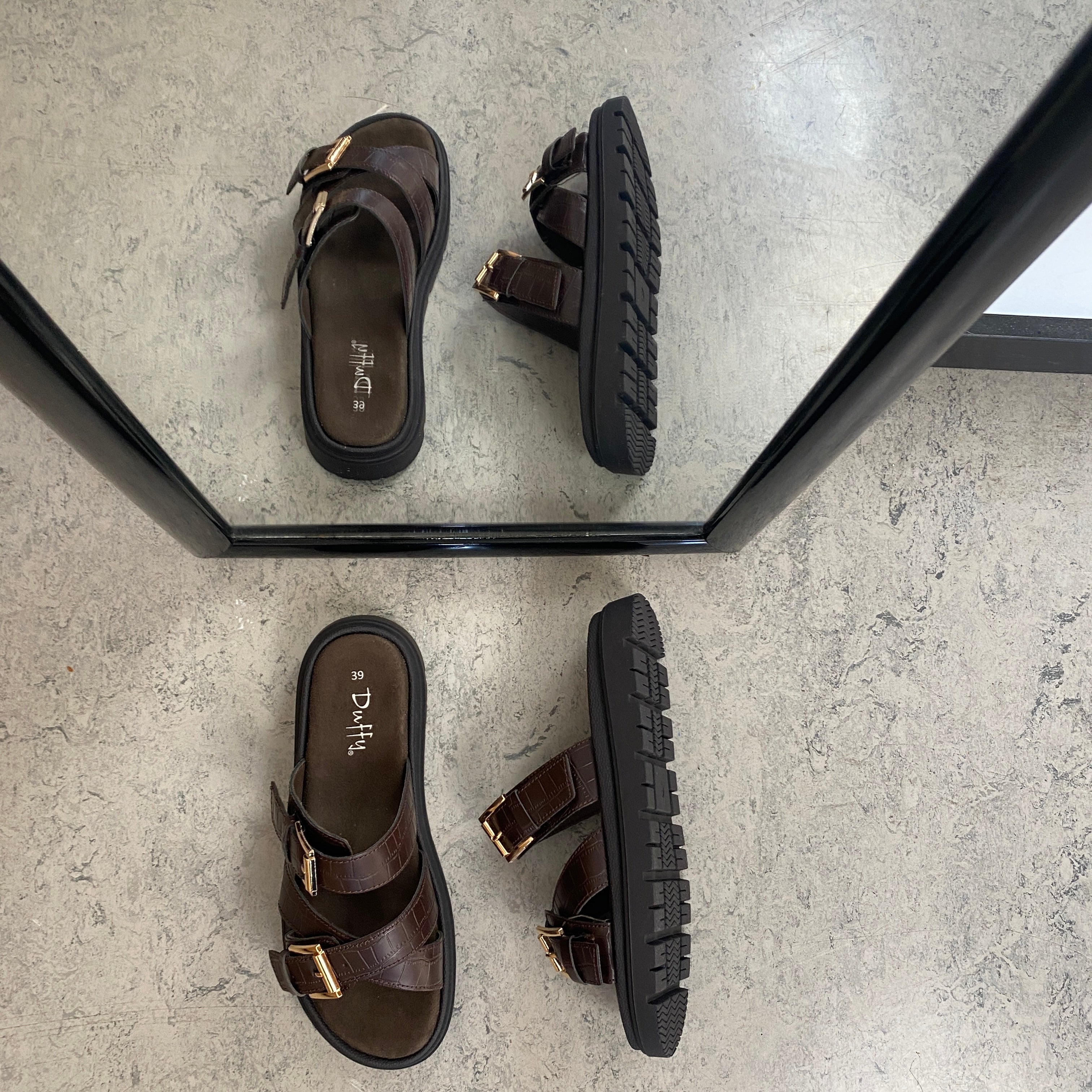 Mørkebrun komfortabel Duffy-sandal med justerbare remmer og stabil såle