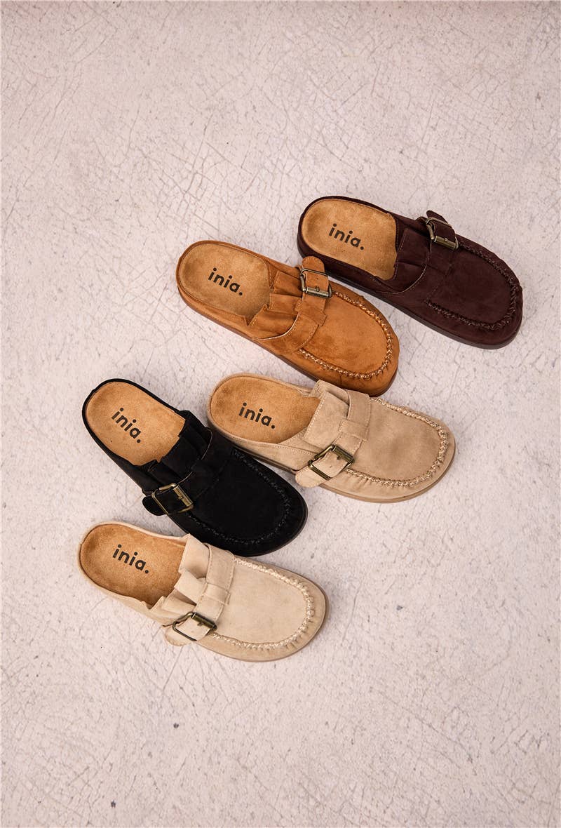 Loafer i ruskinn med spenne og plisserte detaljer i camel