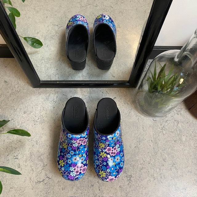 Sanita tøffel-tresko med blå og lilla blomster