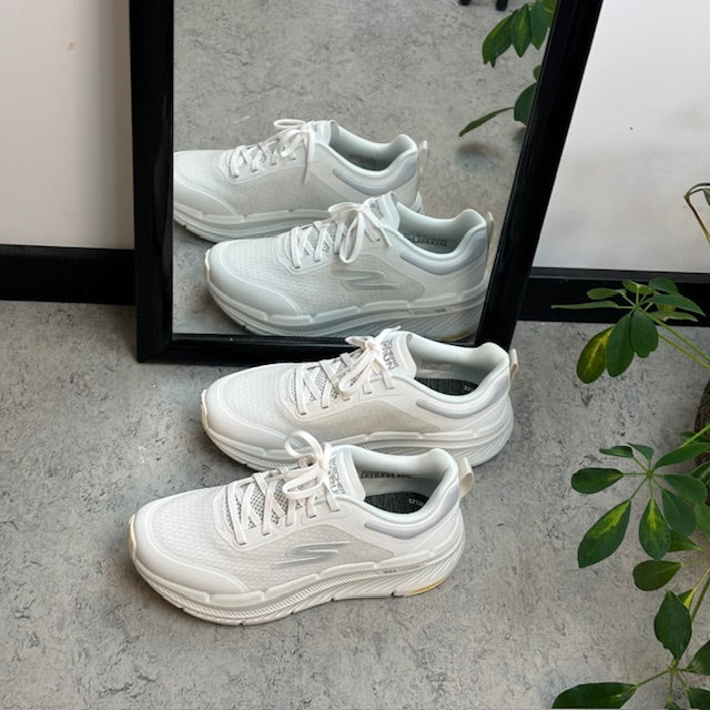 Pustende hvite MaxCushioning-sko fra Skechers
