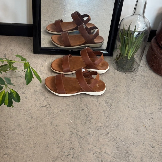 Brun Whistler-sandal med svangstøtte og elastisk hælreim