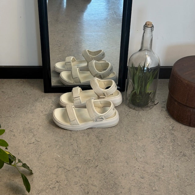Gaitline sandal – hvit med hvit såle & SGL Technology™