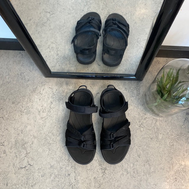 Teva Tirra – smart svart sandal fra Teva med god svangstøtte