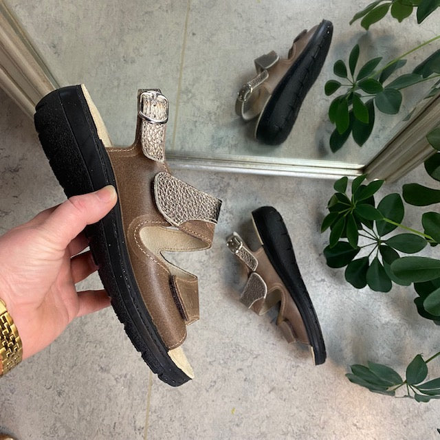 Bred skinnsandal med borrelås