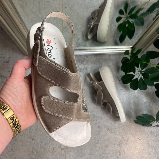 Bred ortopedisk sandal i beige med borrelås, svangstøtte og ekstra plass til knyster