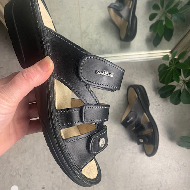 Svart skinn slip-on for knyster