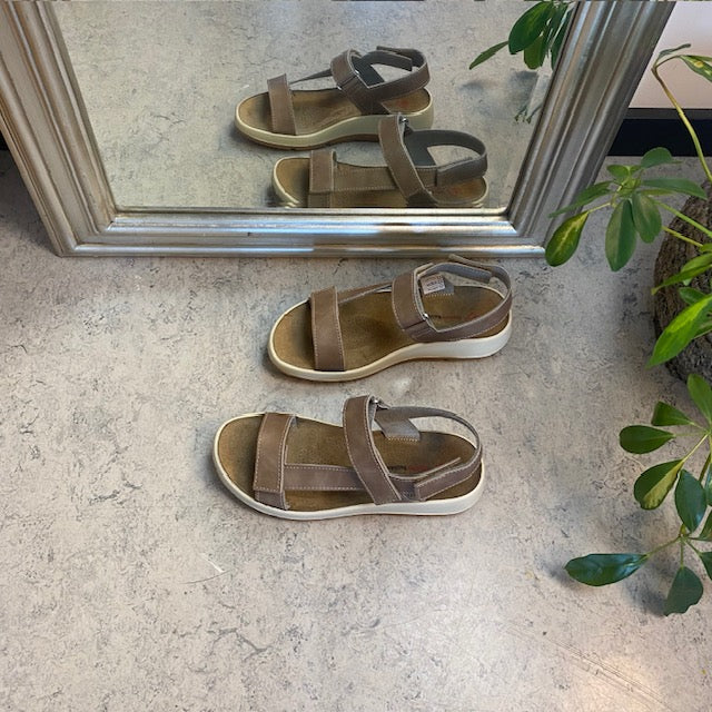 Brun skinnsandal med tre justerbare remmer og svangstøtte
