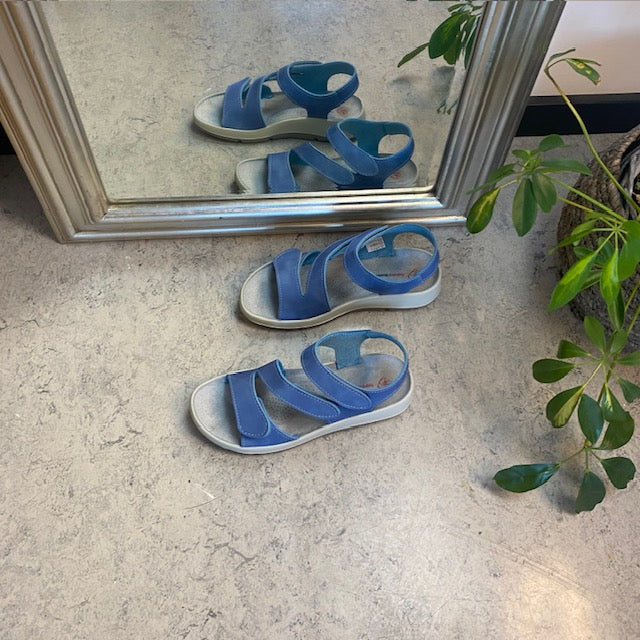 Elegant blå skinnsandal med justerbare remmer