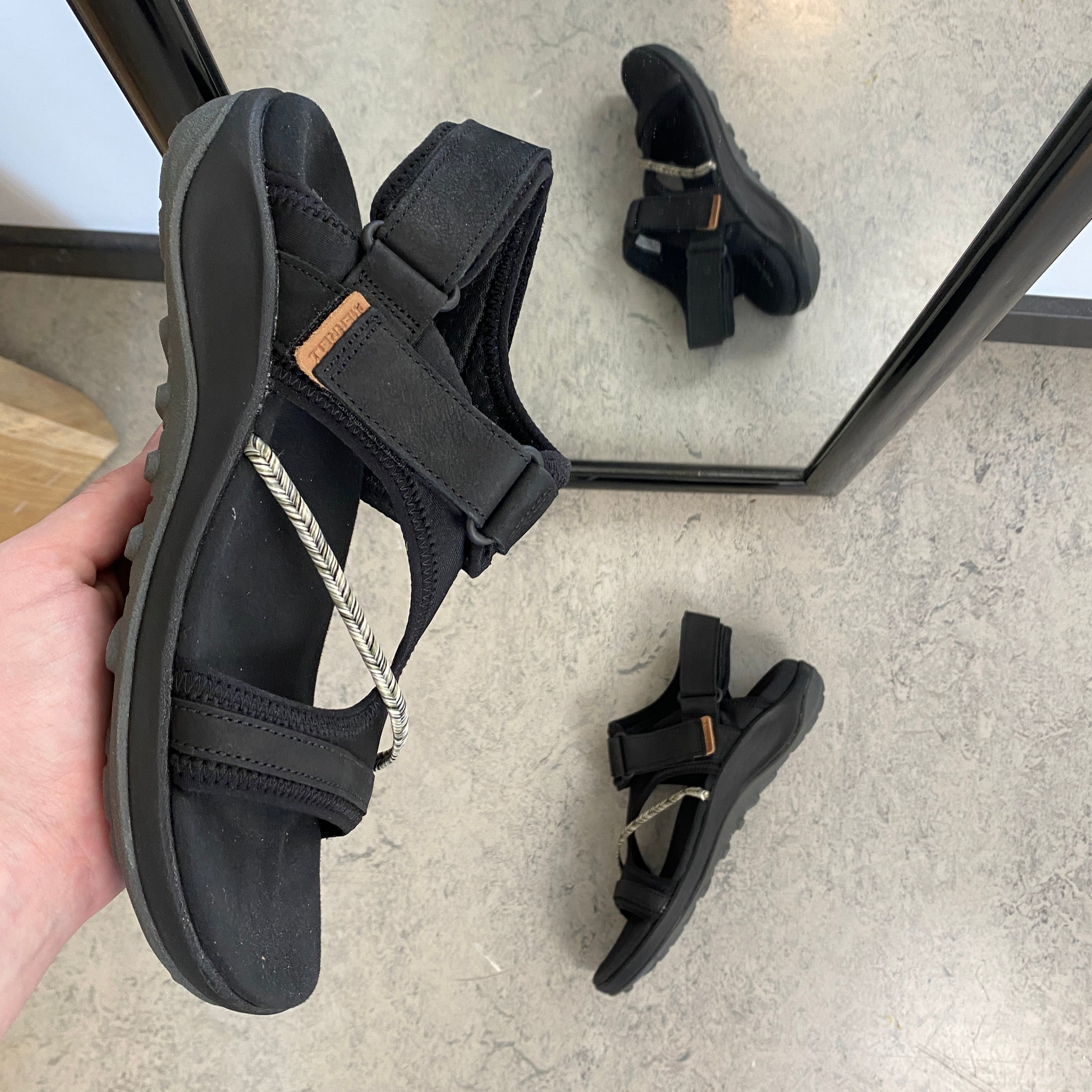 Svart Merrell-sandal – lett og komfortabel med justerbar passform