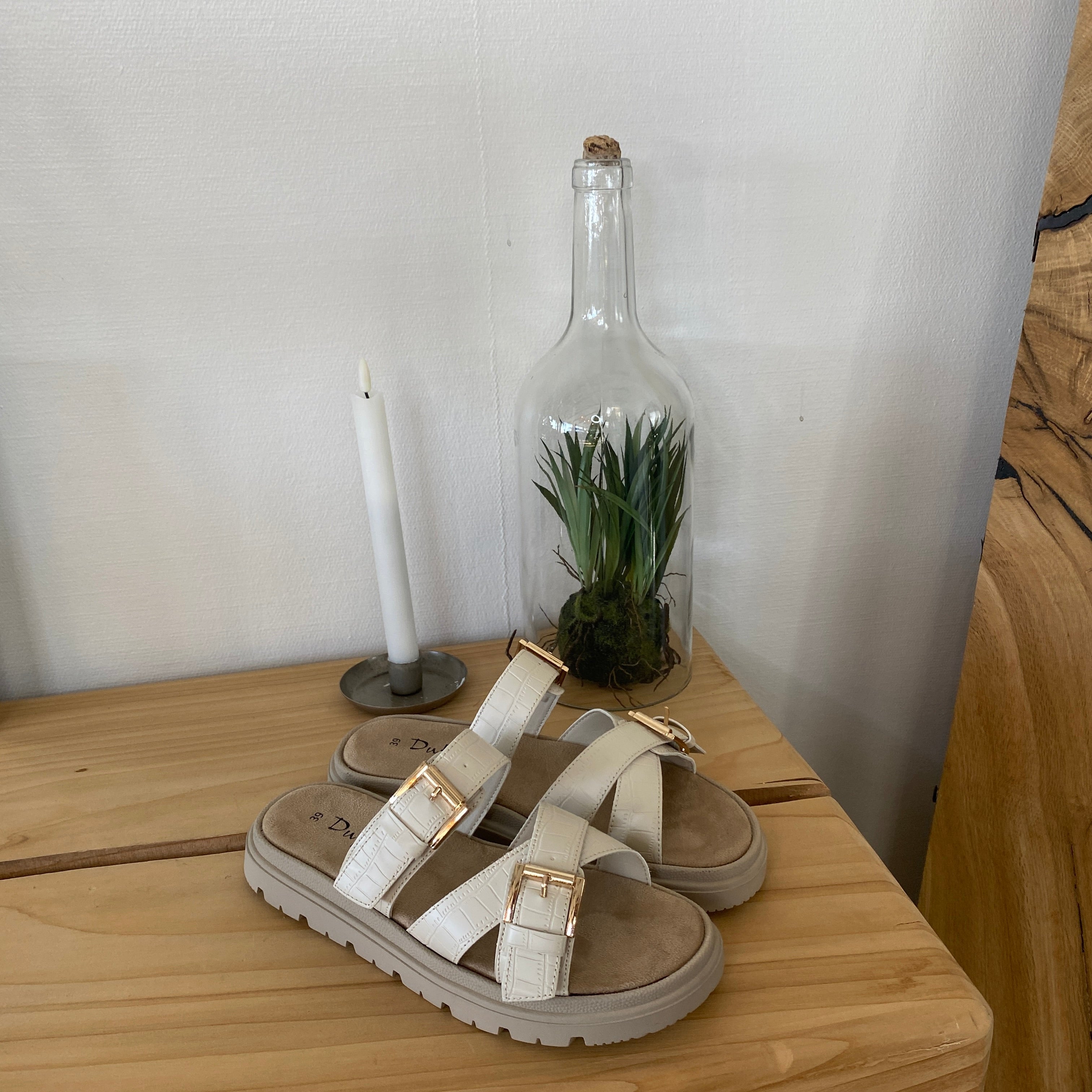 Beige komfortabel sandal med justerbare remmer og stabil såle