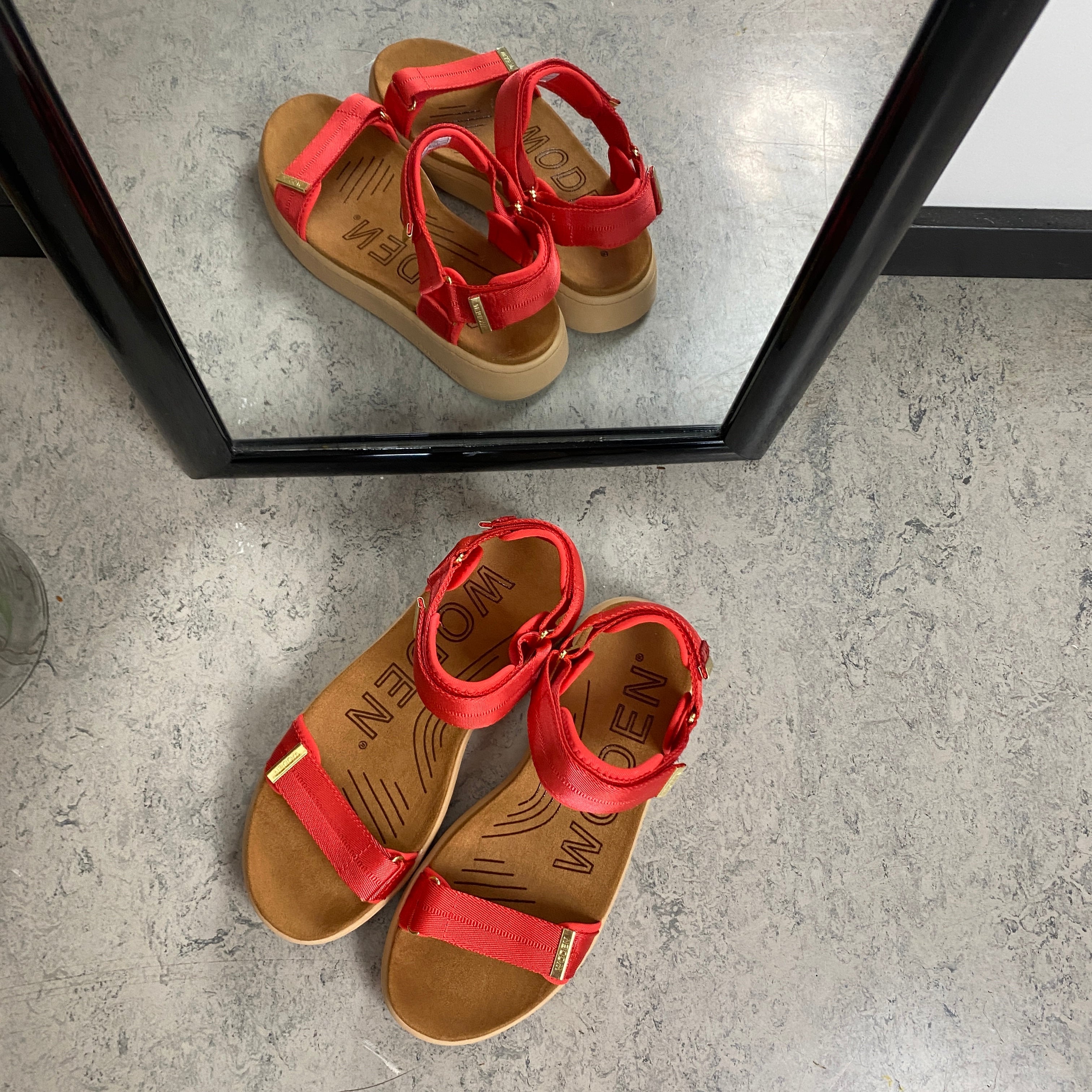 Woden sandal i rød – Lett komfort med karakter