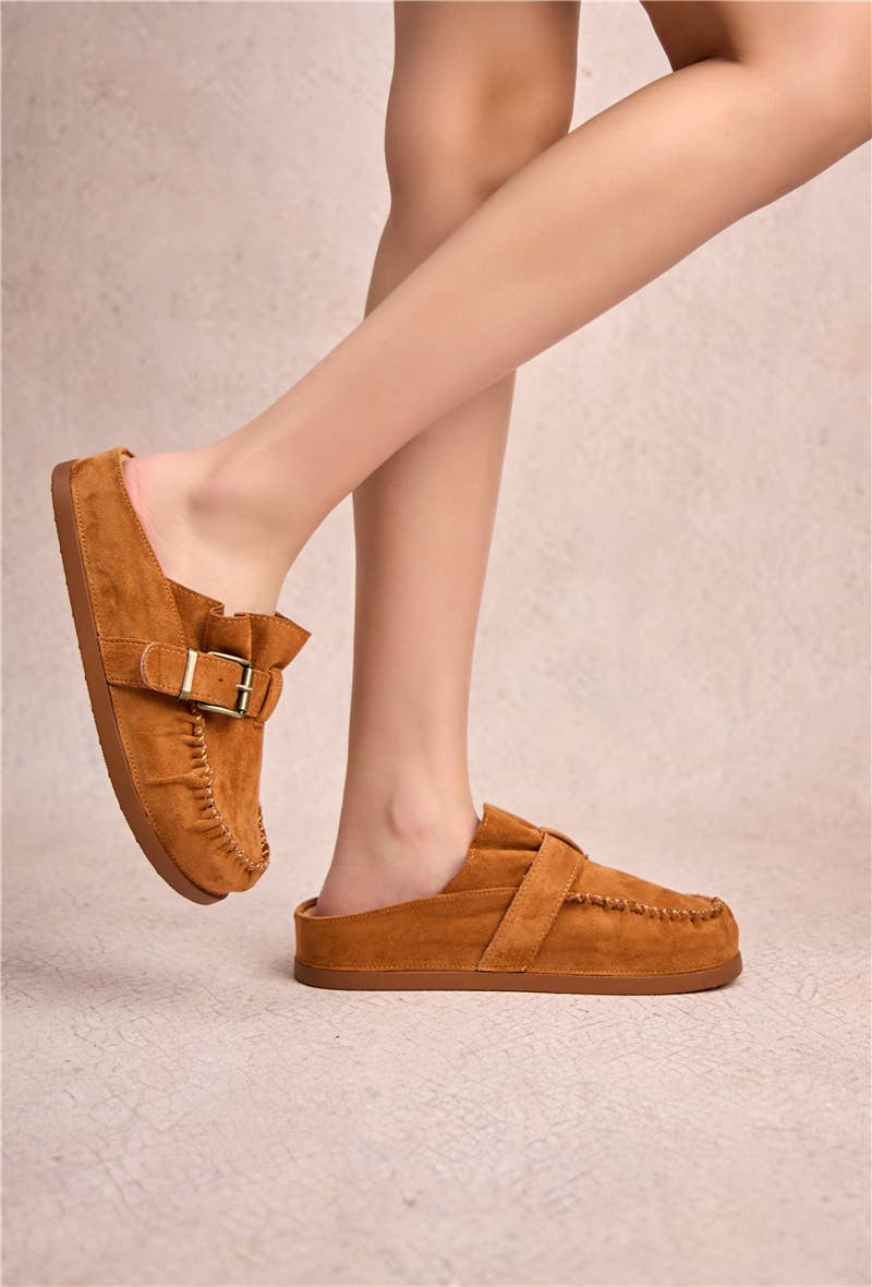 Loafer i ruskinn med spenne og plisserte detaljer i camel