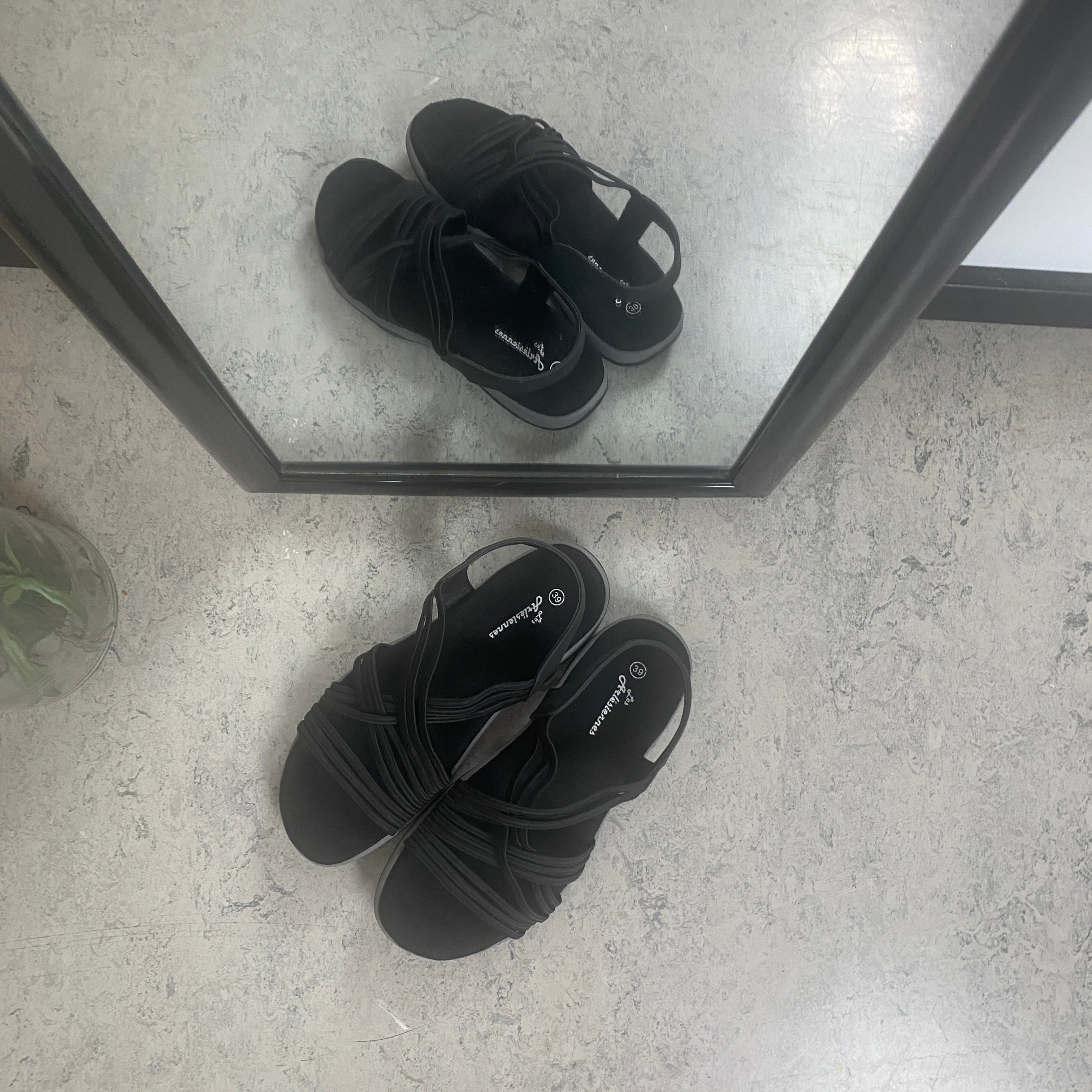 Svart sandal med elastiske remmer – klassisk modell med myk skumsåle