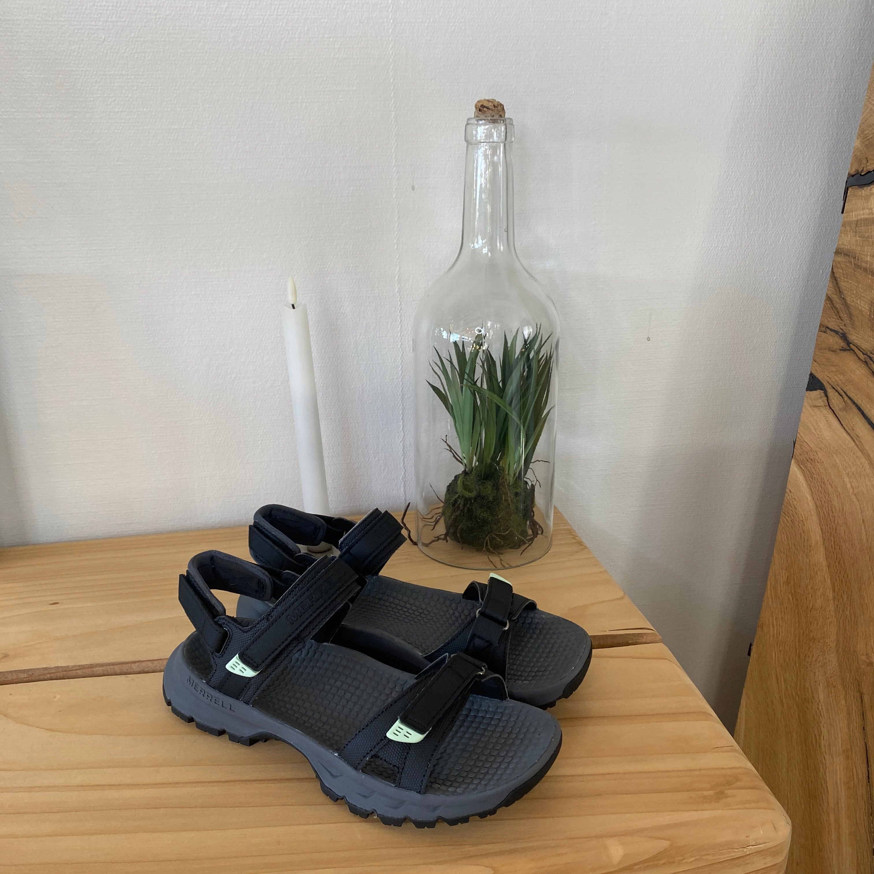 Merrell-sandal med støtdempende komfort til jobb og aktiv hverdag
