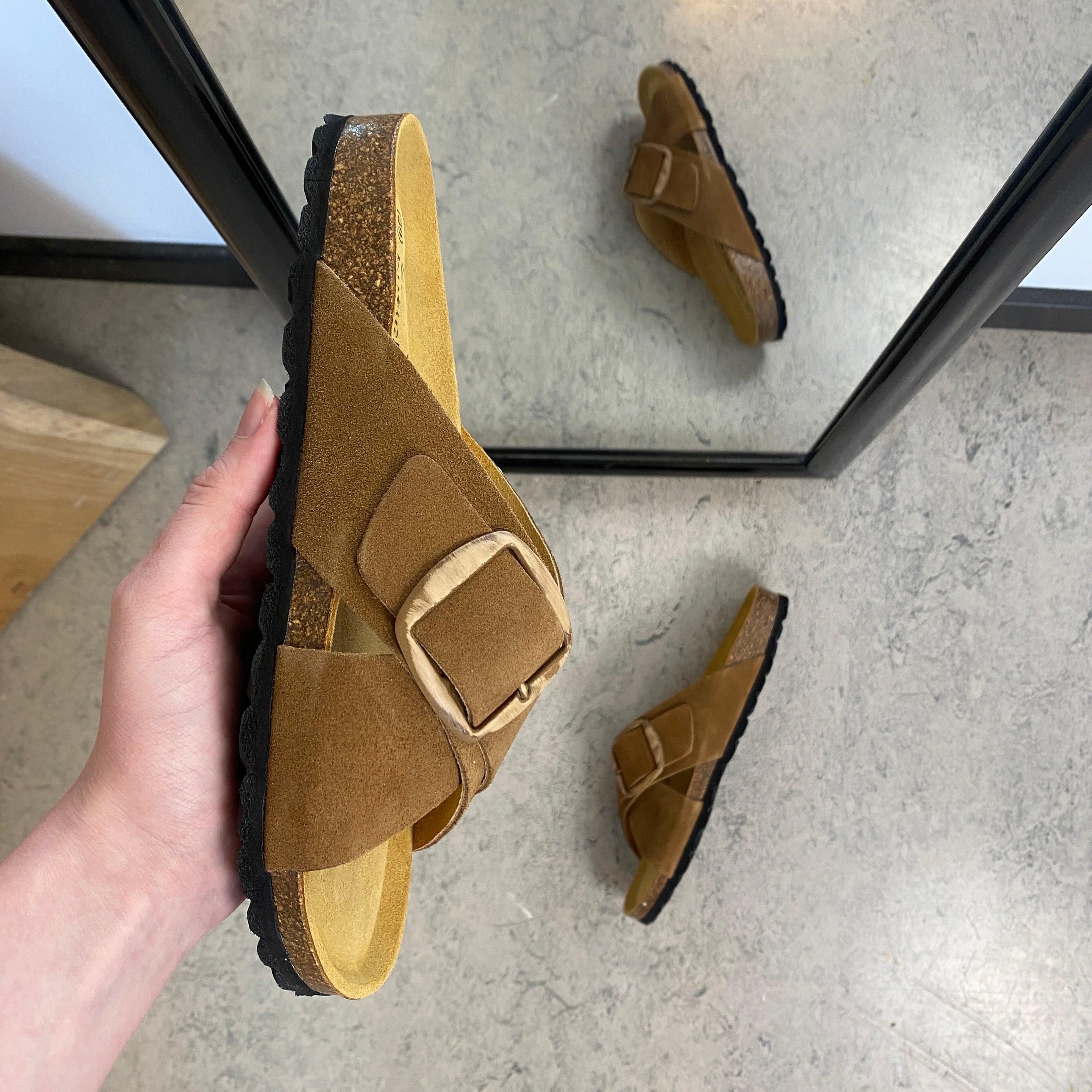 Brun slip-on sandal med dobbel rem – komfortsandal med støtte | Sykepleiebutikk.no