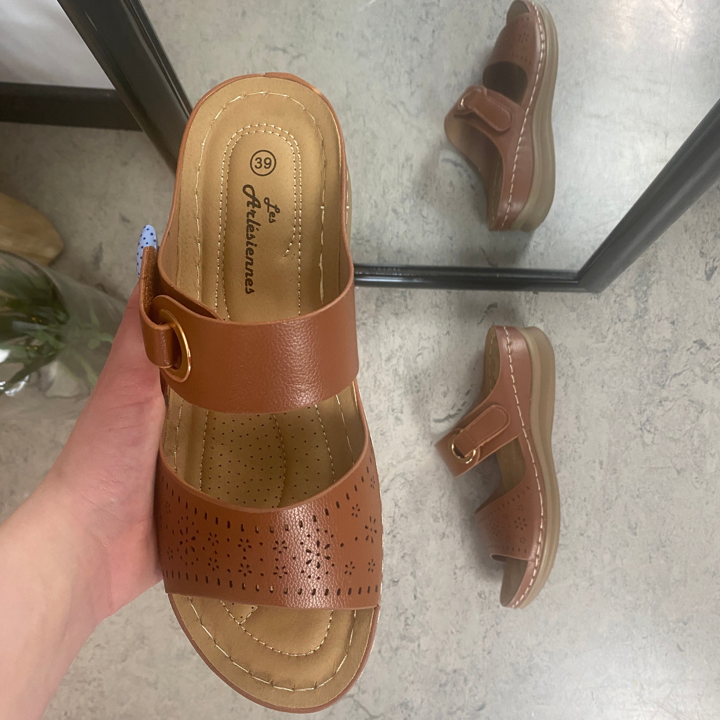 Brun slip-on sandal med borrelåsfeste – varm nyanse & feminin silhuett