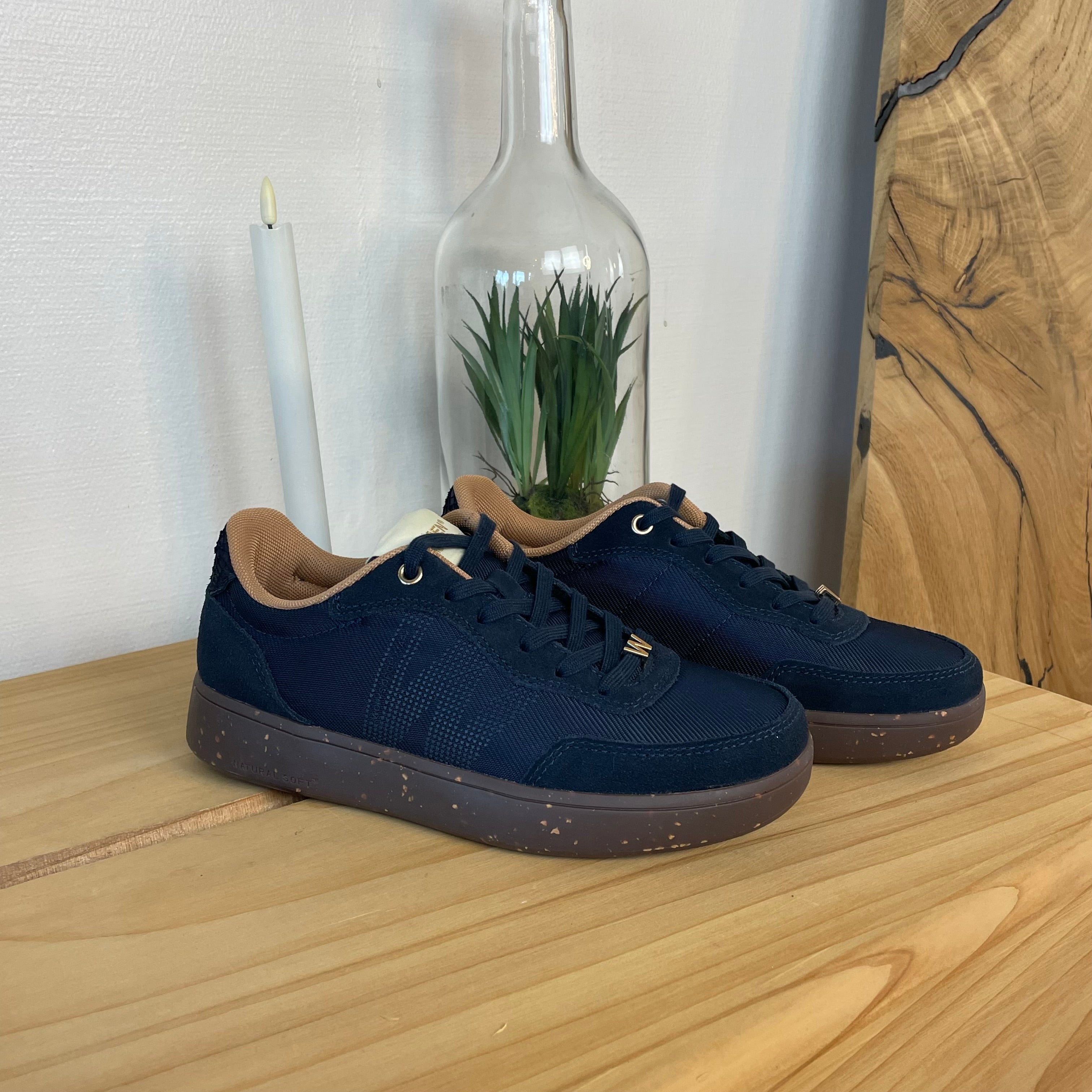 Woden Line Sneak – navy sneaker med gulldetaljer & myk komfort