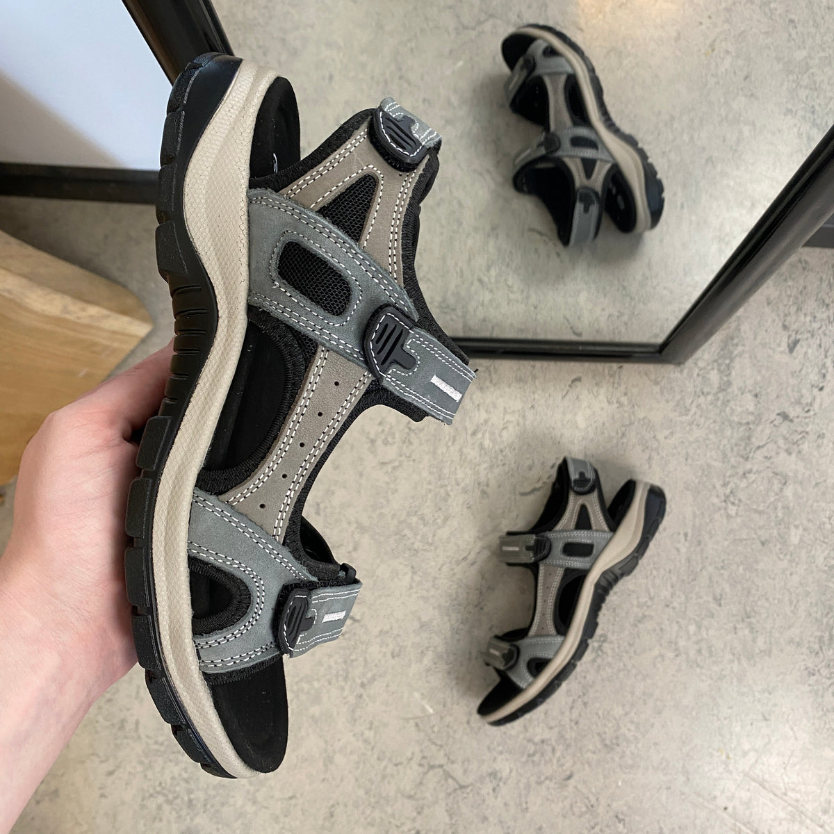 Robust sandal med justerbar passform i gråblå