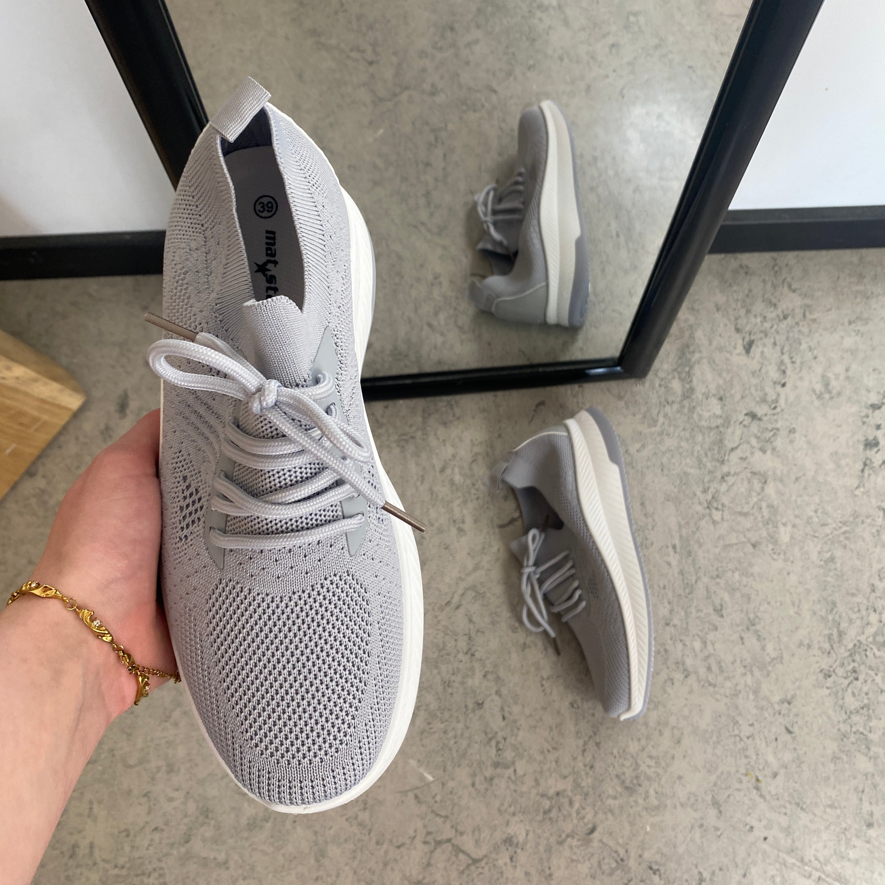 Grå slip-on lettvekts sneaker i pustende strikk