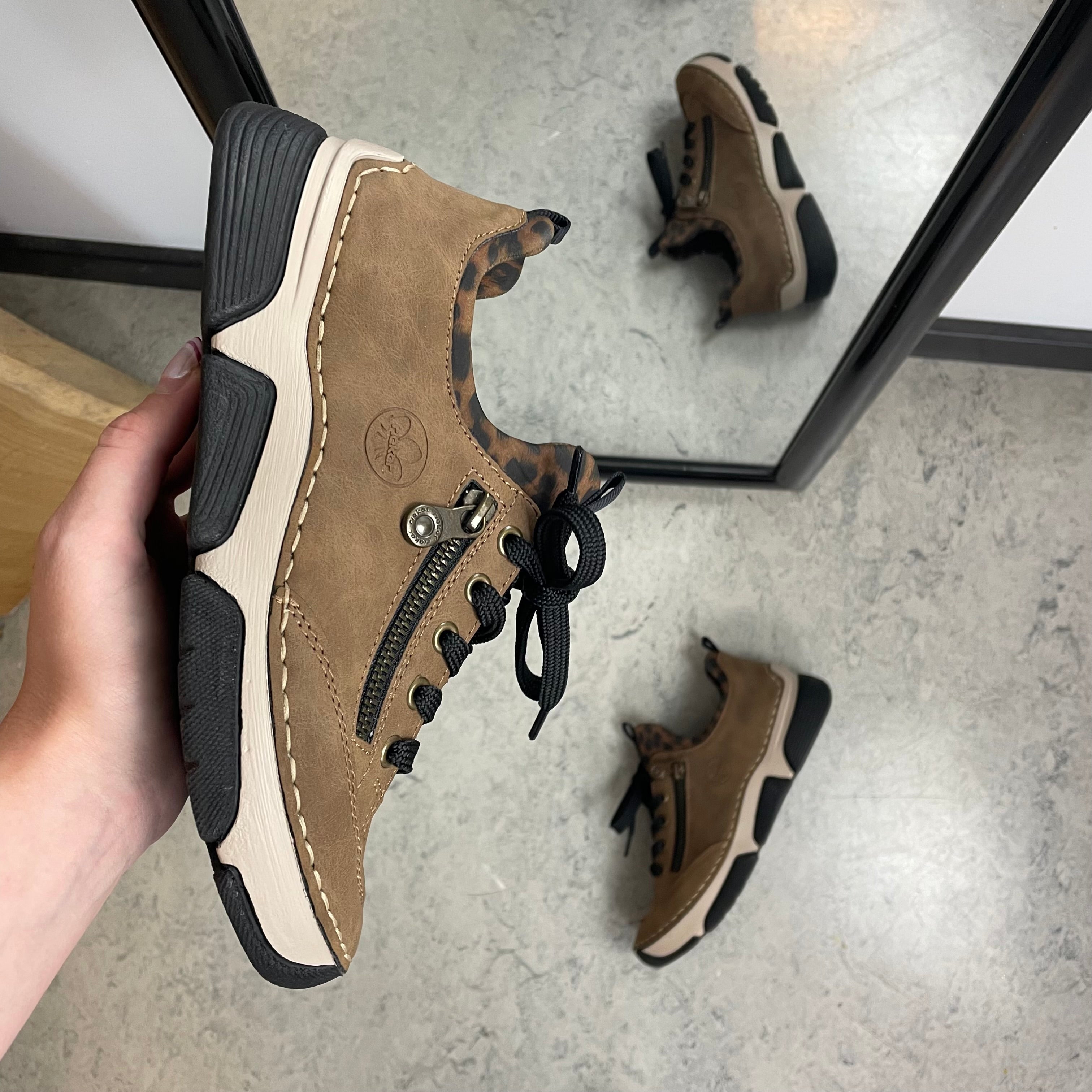 Rieker sneakers til dame i brun med leoparddetaljer – myk komfort og støtdemping til hverdagen
