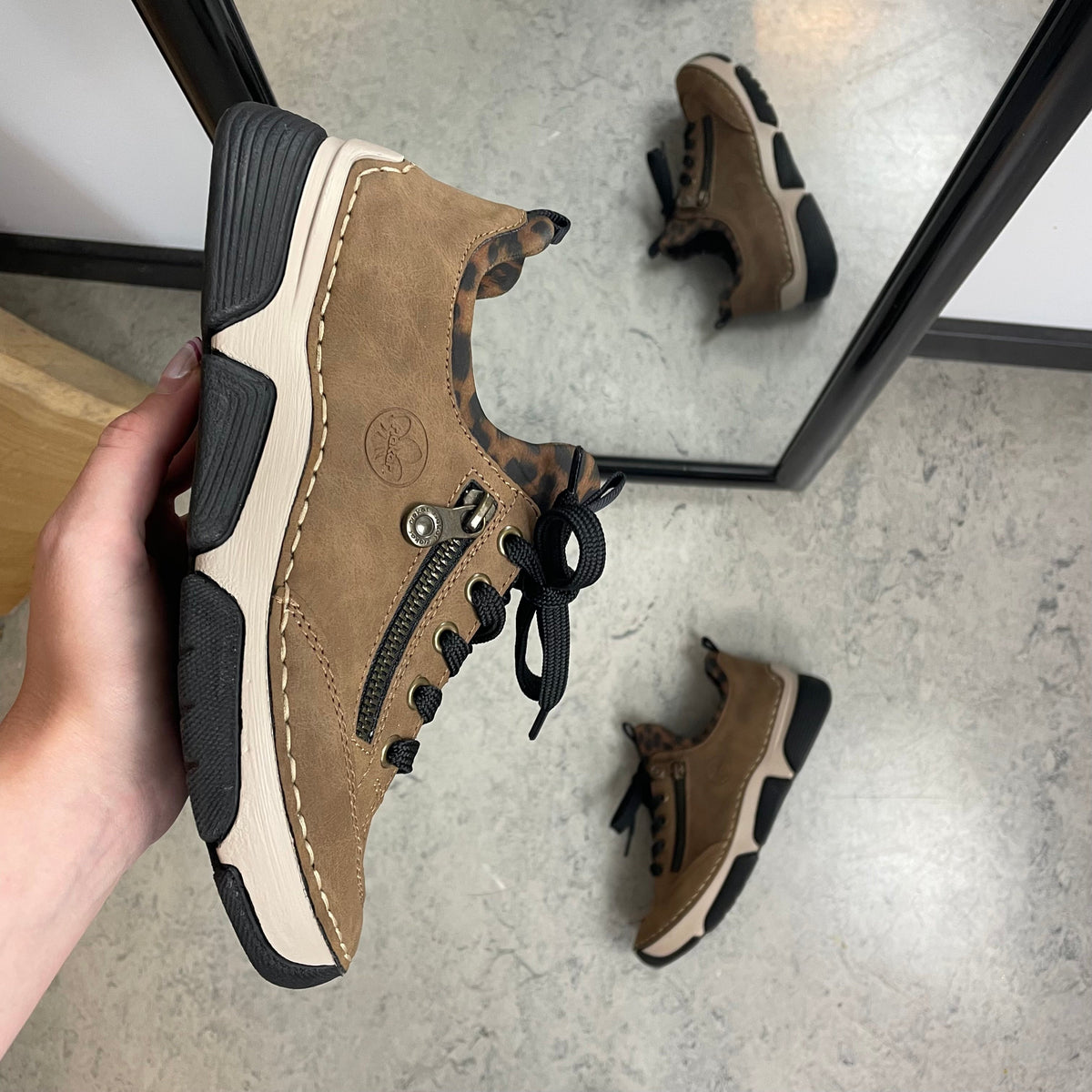 Rieker sneakers til dame i brun med leoparddetaljer – myk komfort og støtdemping til hverdagen
