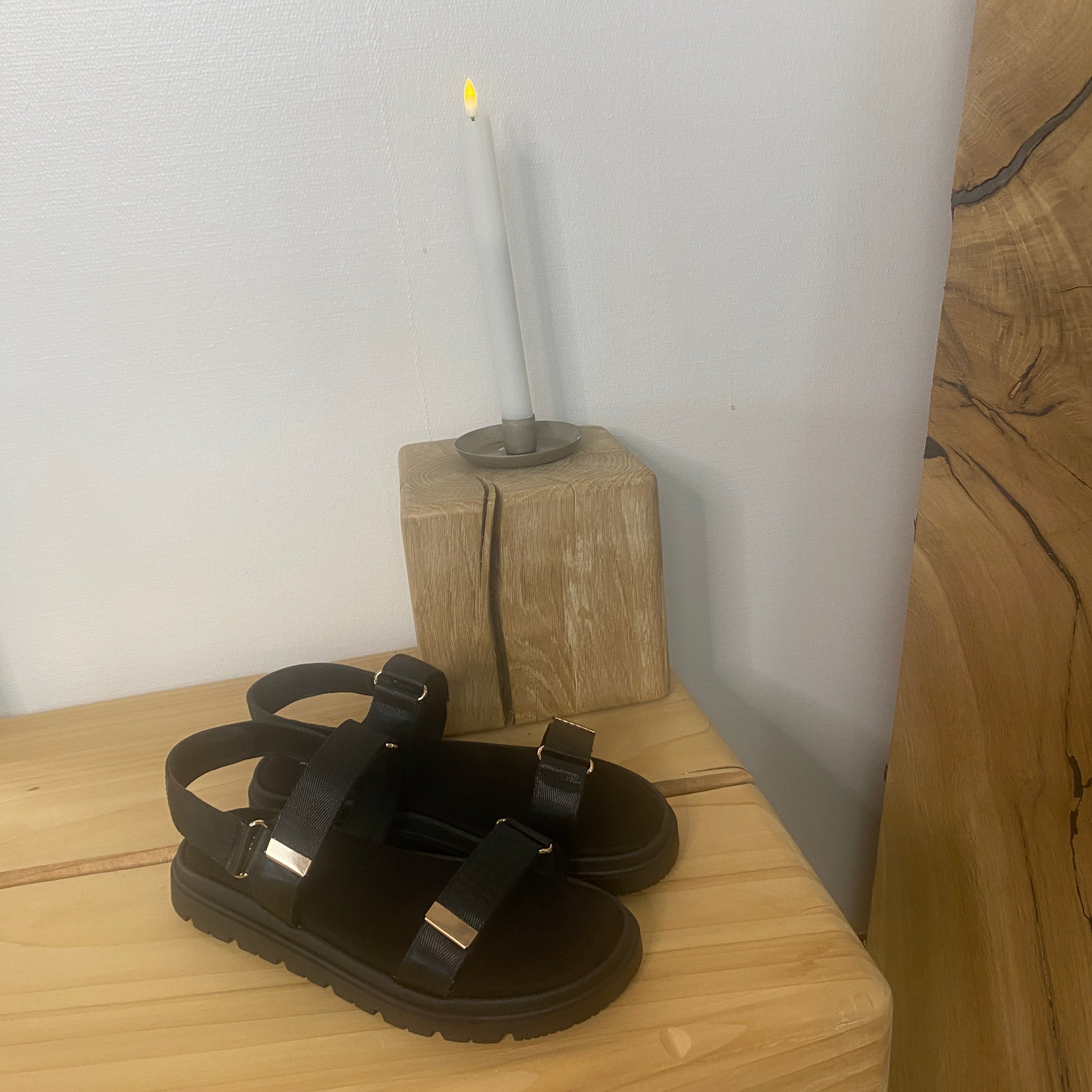 Svart sandal med justerbare remmer og komfortabel såle
