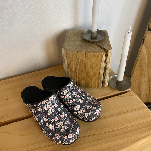 Sanita tøffel-tresko med sort-hvitt blomstermønster