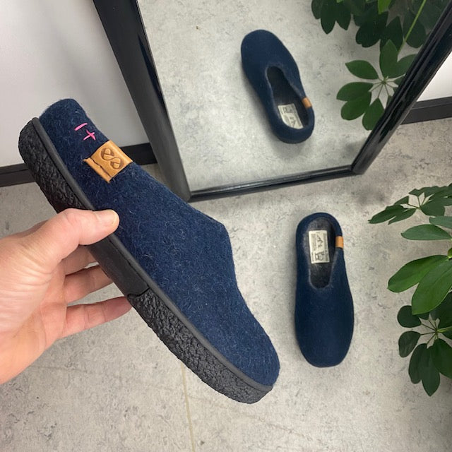 Lave blå hjemmesko i ull med sklisikre såler fra Green Comfort
