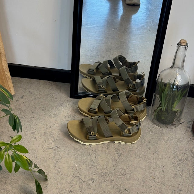 Grønn lett vandresandal til menn med god svangstøtte