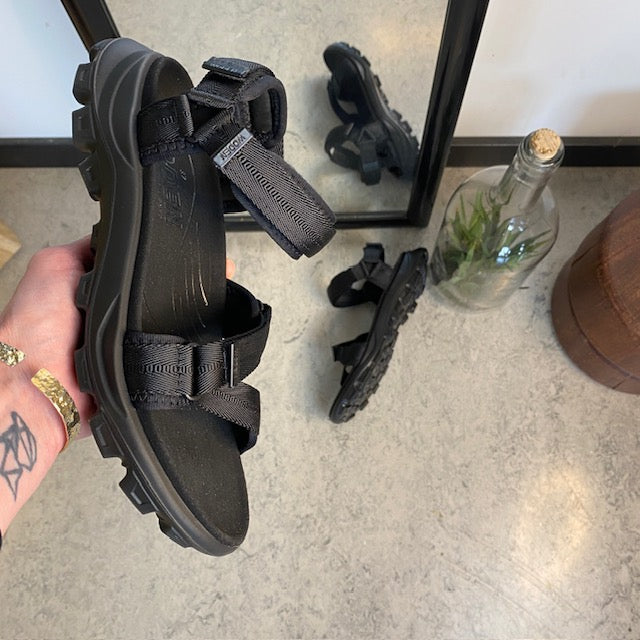 Svart Woden-sandal med god støtte i fotbuen