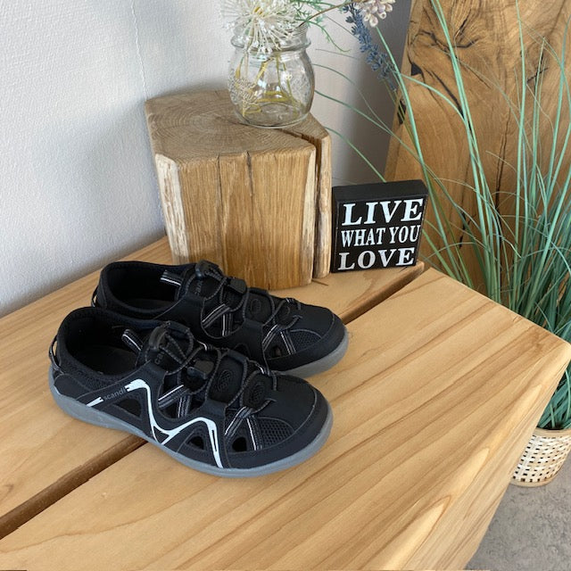 Lukket trekkingsandal i svart – komfort og funksjon i et diskret uttrykk