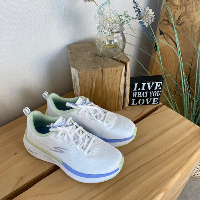 Hvit Skechers GoRun-sko med flotte detaljer