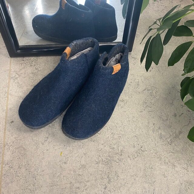 Høye blå hjemmesko i ull med sklisikre såler fra Green Comfort