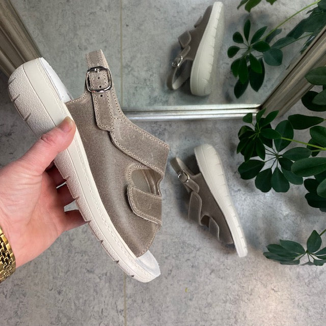 Bred ortopedisk sandal i beige med borrelås, svangstøtte og ekstra plass til knyster