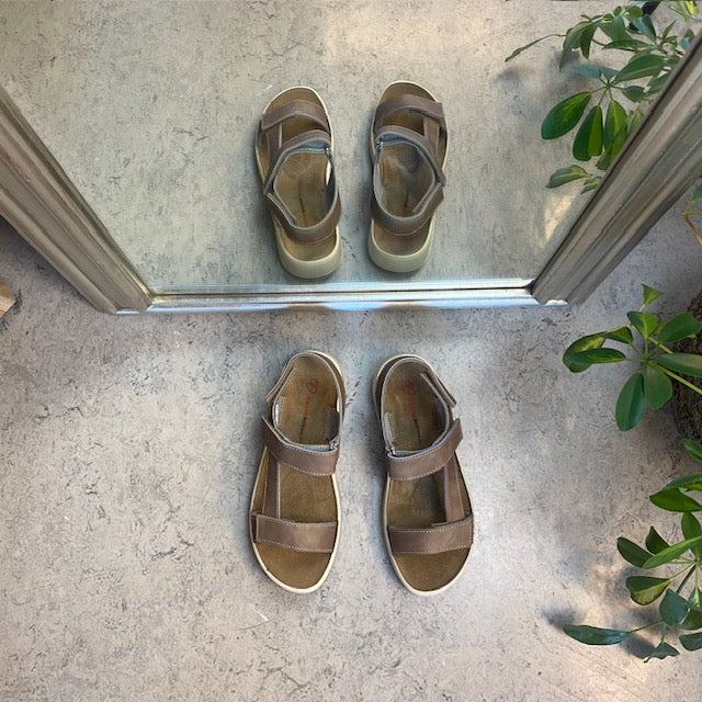 Brun skinnsandal med tre justerbare remmer og svangstøtte