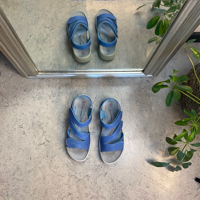 Elegant blå skinnsandal med justerbare remmer