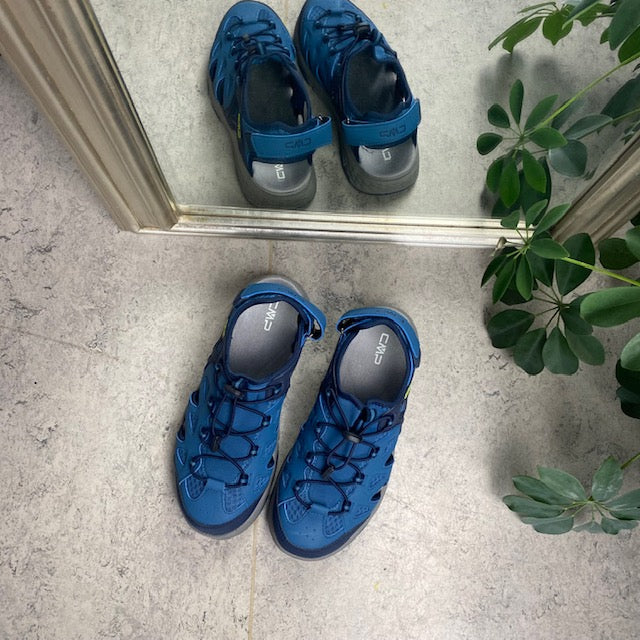 Lukket tursandal i blå fra CMP
